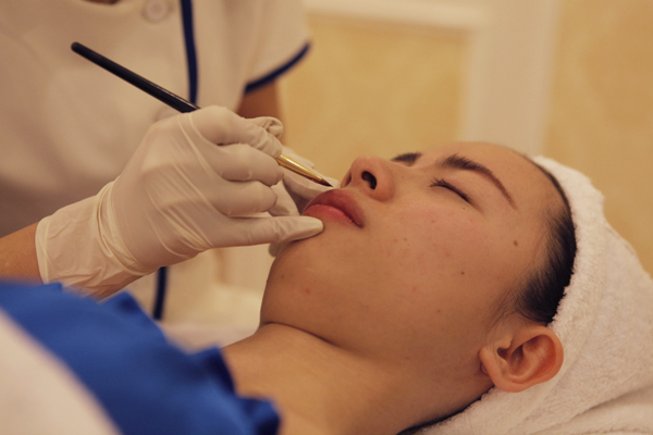 Những điều cần biết khi xăm môi bị sưng